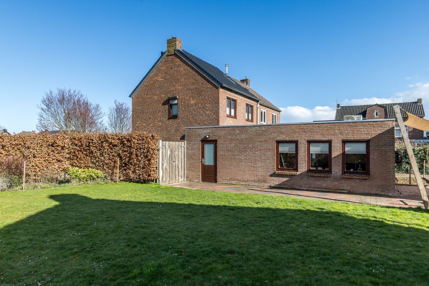 Fully Renovated Semi-Detached Home with Large Garden and Multifunctional Garden Room — 44