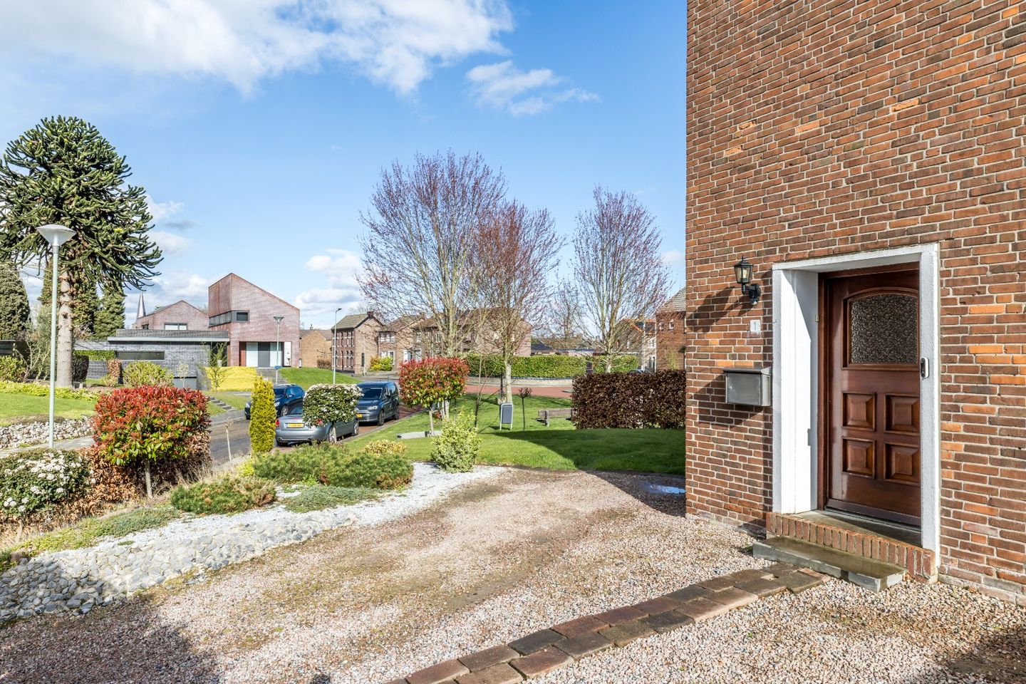 Fully Renovated Semi-Detached Home with Large Garden and Multifunctional Garden Room — 40
