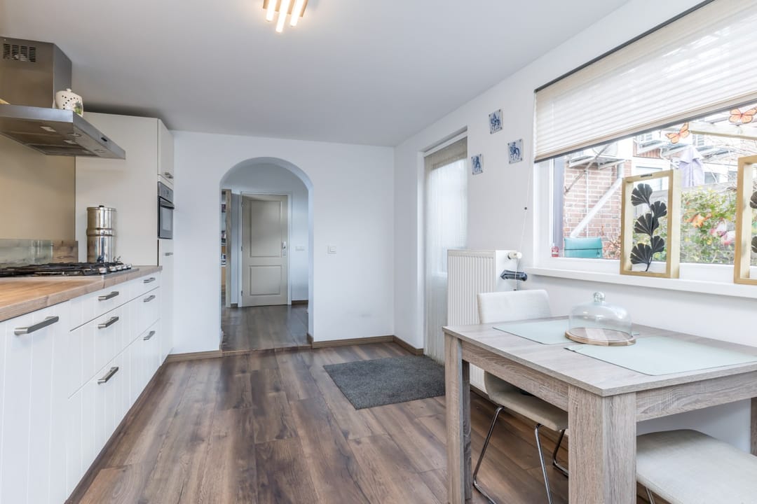 Fully Renovated Semi-Detached Home with Large Garden and Multifunctional Garden Room — 23