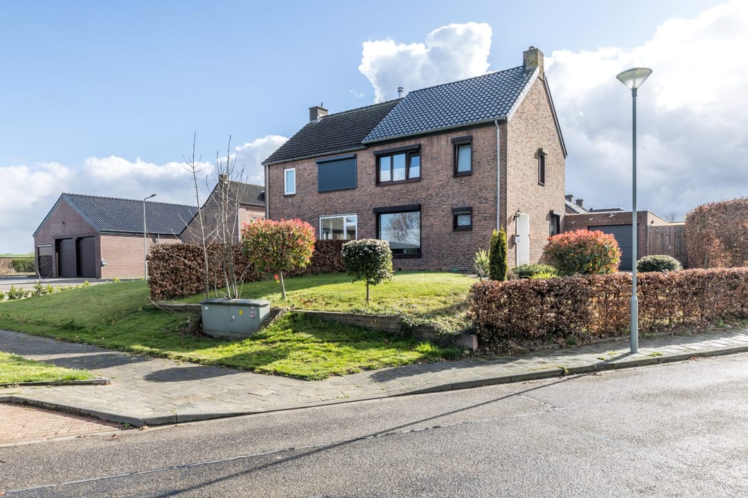 Fully Renovated Semi-Detached Home with Large Garden and Multifunctional Garden Room — 37