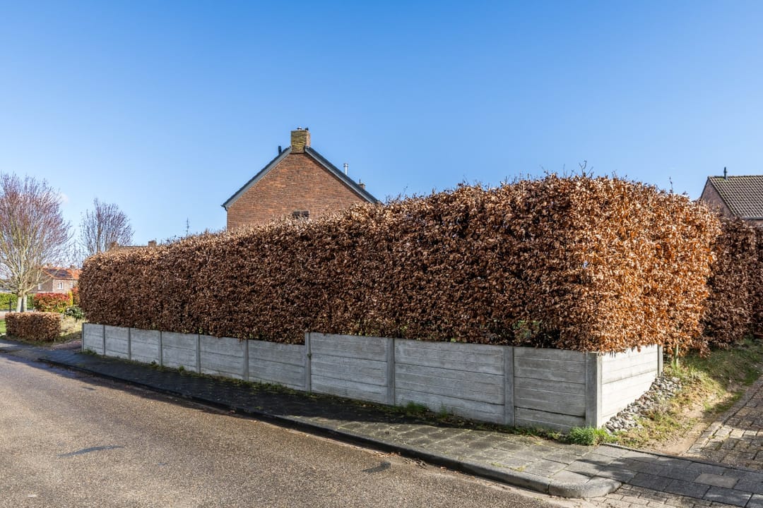 Fully Renovated Semi-Detached Home with Large Garden and Multifunctional Garden Room — 41