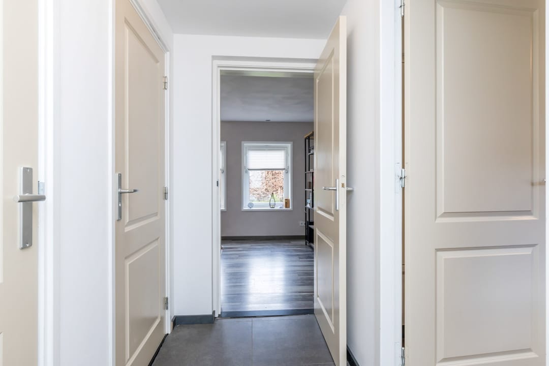 Fully Renovated Semi-Detached Home with Large Garden and Multifunctional Garden Room — 26