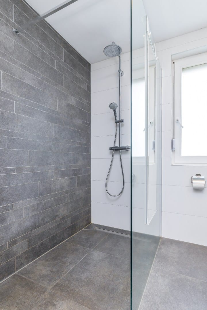 Fully Renovated Semi-Detached Home with Large Garden and Multifunctional Garden Room — 31