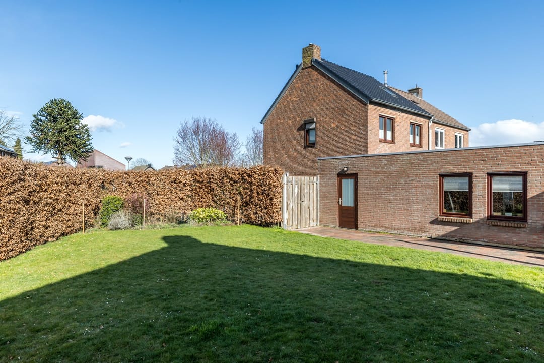 Fully Renovated Semi-Detached Home with Large Garden and Multifunctional Garden Room — 43
