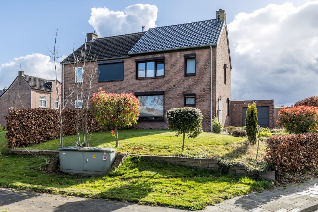 Fully Renovated Semi-Detached Home with Large Garden and Multifunctional Garden Room — 38
