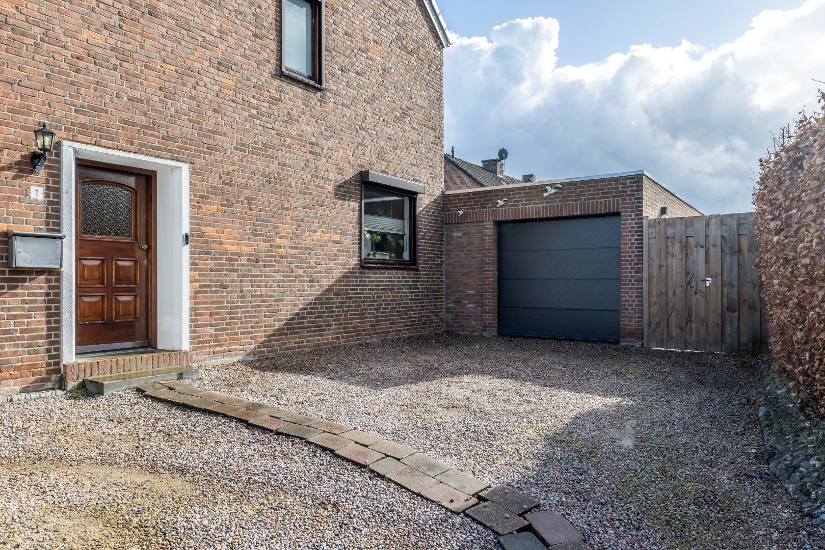 Fully Renovated Semi-Detached Home with Large Garden and Multifunctional Garden Room — 39