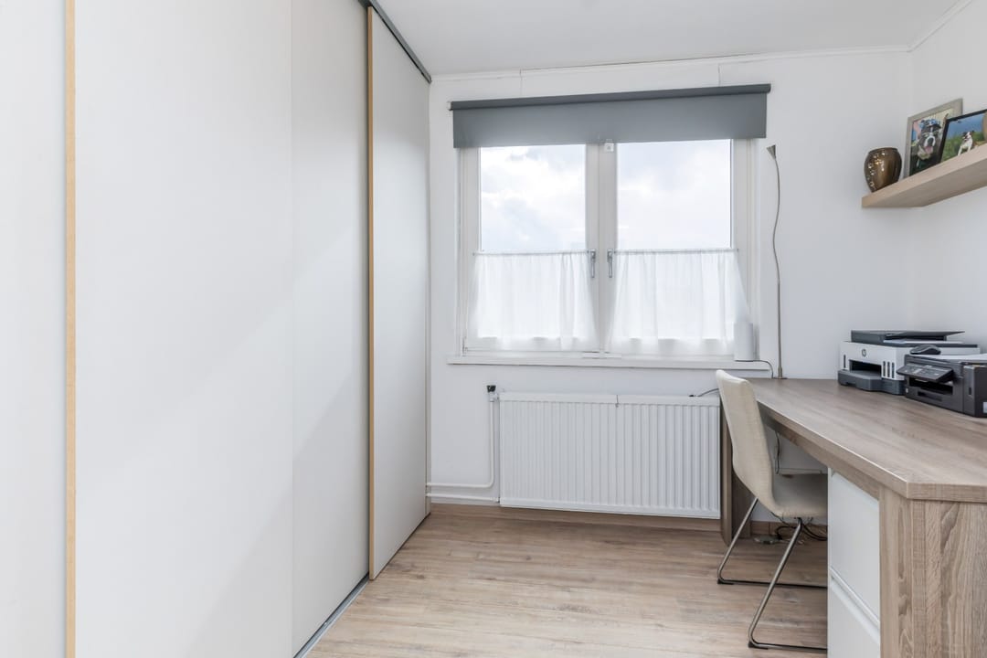 Fully Renovated Semi-Detached Home with Large Garden and Multifunctional Garden Room — 32