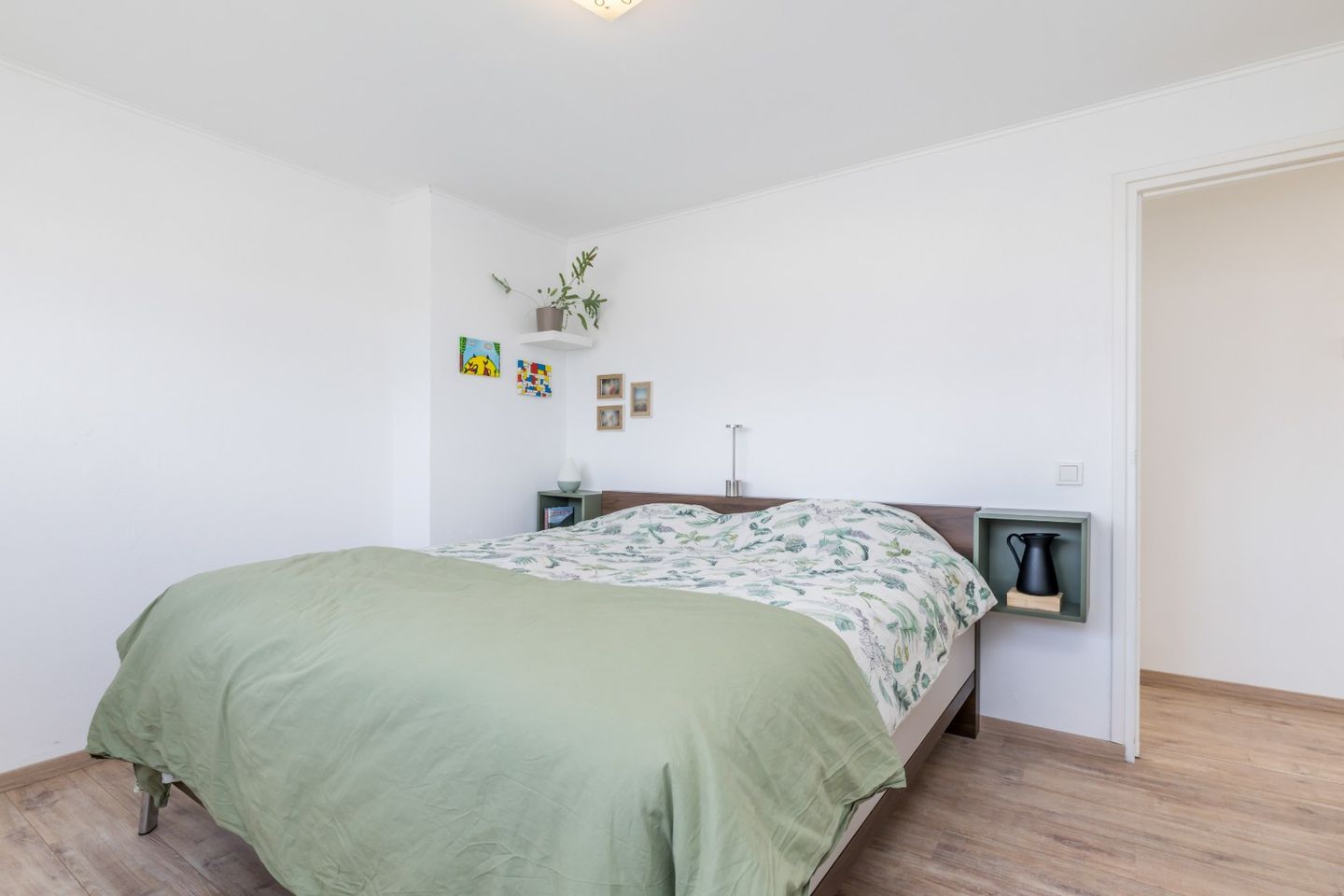 Fully Renovated Semi-Detached Home with Large Garden and Multifunctional Garden Room — 35