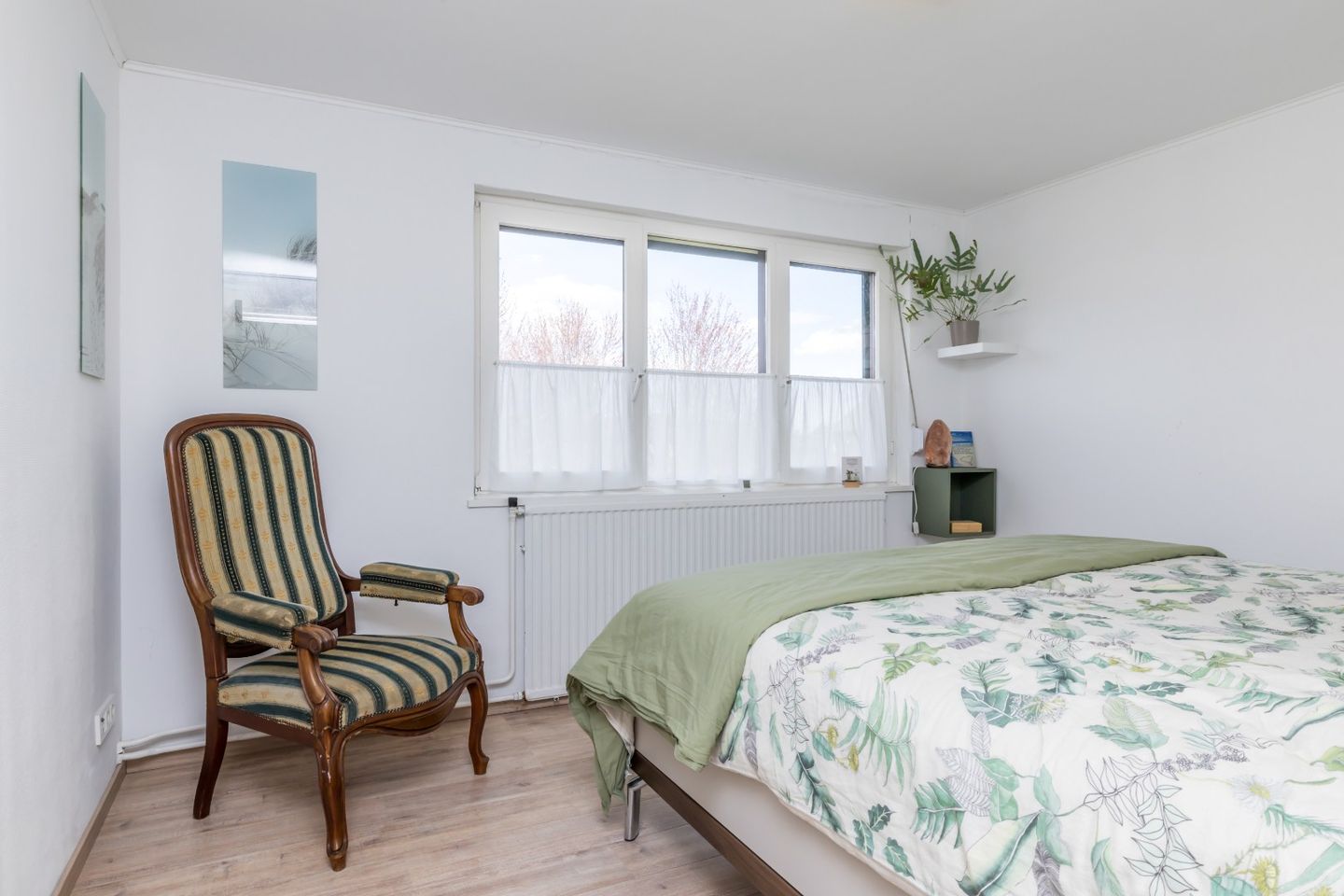 Fully Renovated Semi-Detached Home with Large Garden and Multifunctional Garden Room — 34