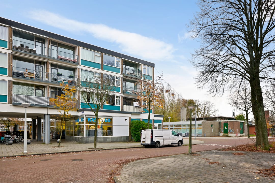 Spacious 4-Room Corner Apartment in Buitenveldert with Room Rental Permit — 21