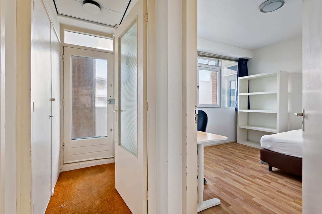 Spacious 4-Room Corner Apartment in Buitenveldert with Room Rental Permit — 16