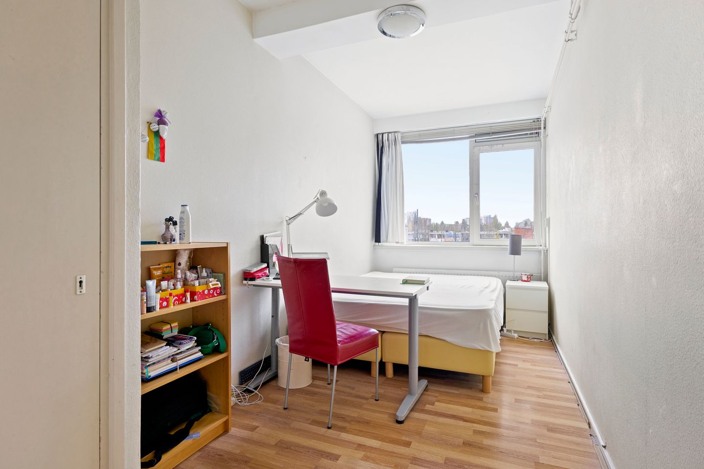 Spacious 4-Room Corner Apartment in Buitenveldert with Room Rental Permit — 13