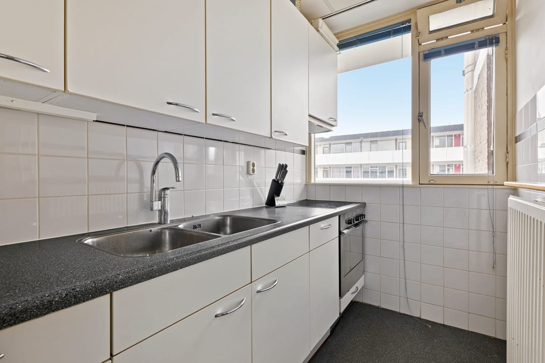 Spacious 4-Room Corner Apartment in Buitenveldert with Room Rental Permit — 12