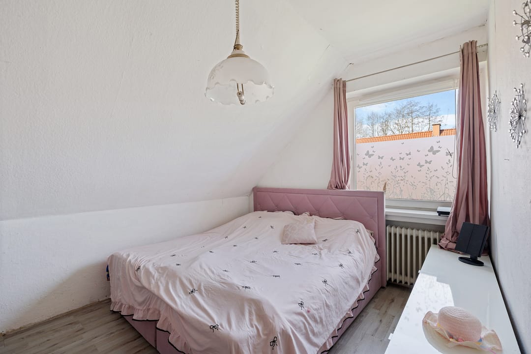 Rural former bridge keeper's house with spacious plot near the Dutch border — 20