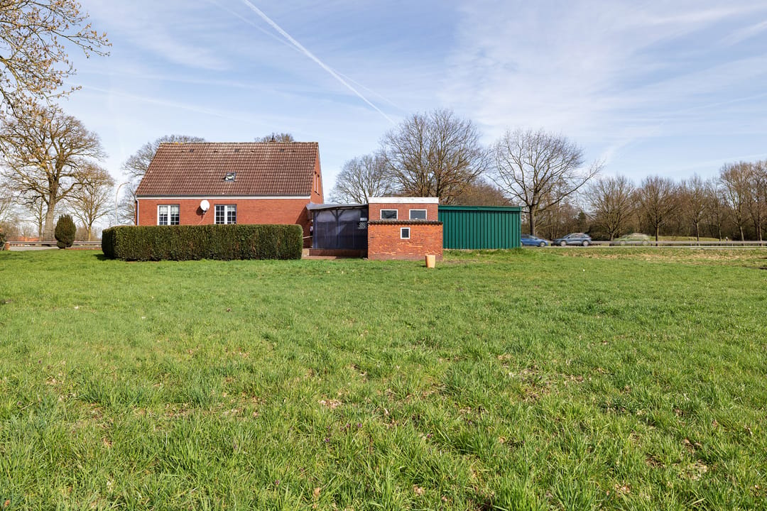 Rural former bridge keeper's house with spacious plot near the Dutch border — 27