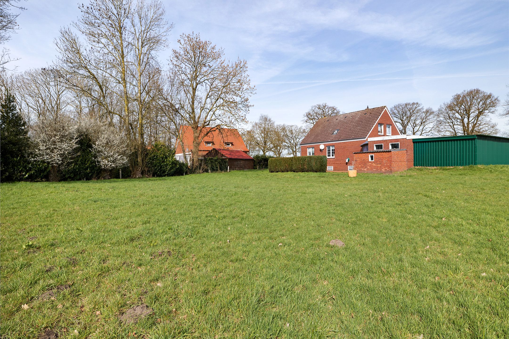 Rural former bridge keeper's house with spacious plot near the Dutch border — 28