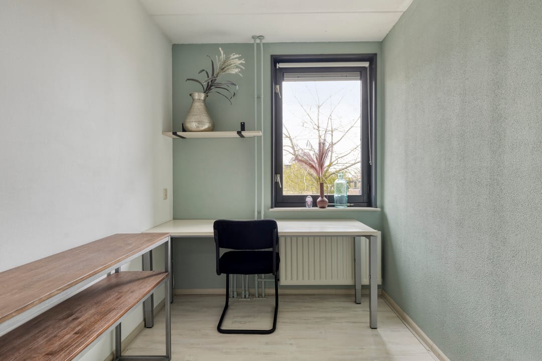 Spacious and well-insulated terraced home with extension and solar panels — 15