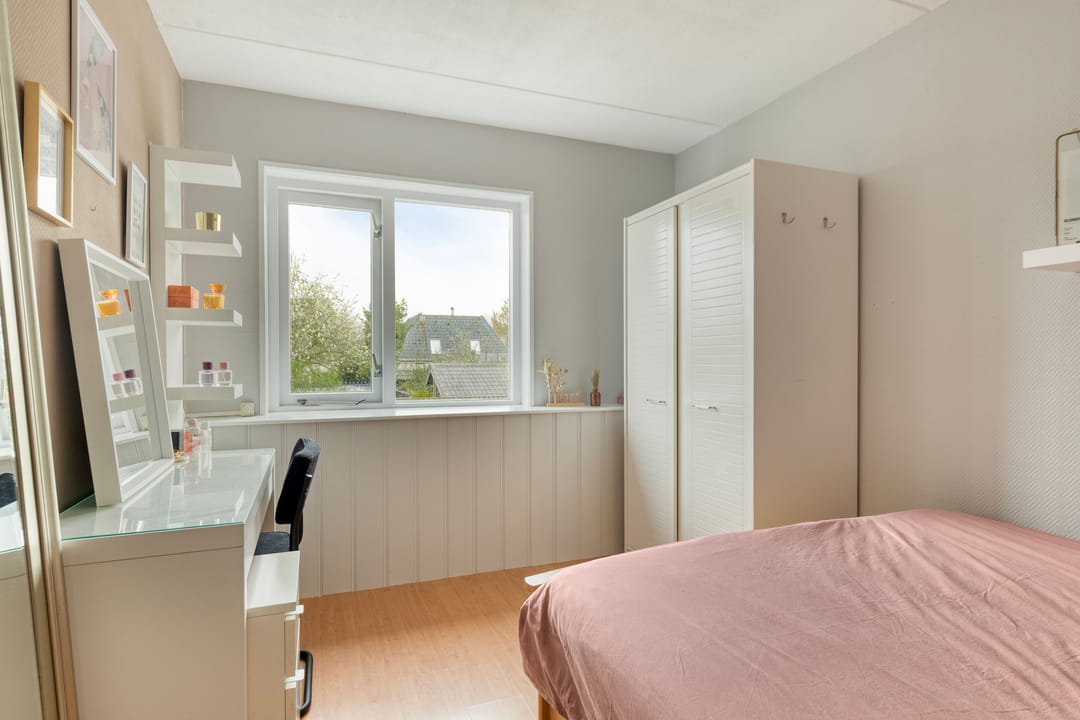 Spacious and well-insulated terraced home with extension and solar panels — 16