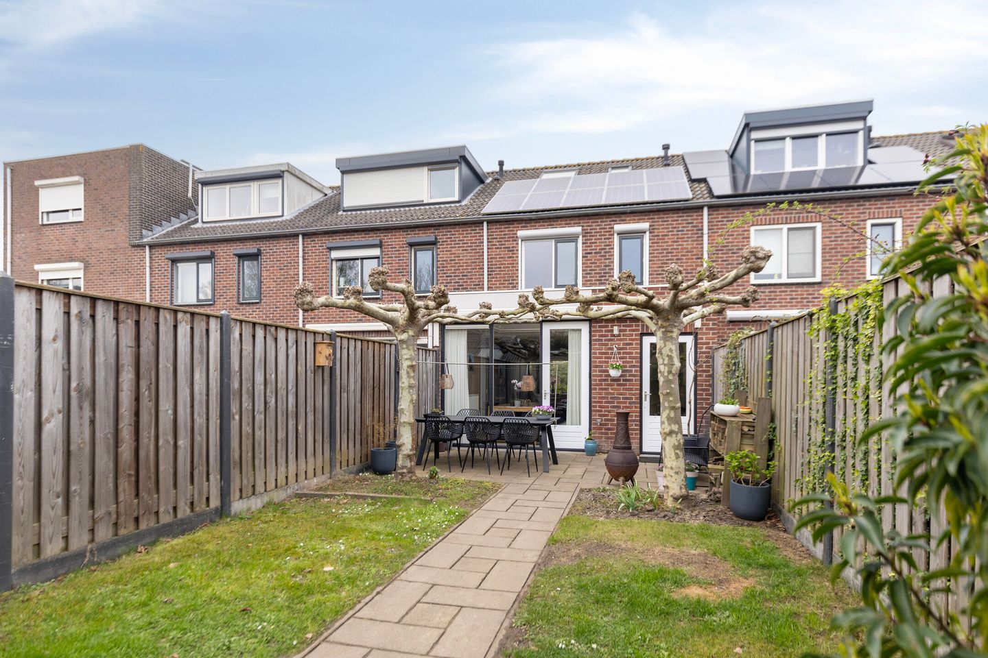 Spacious and well-insulated terraced home with extension and solar panels — 19