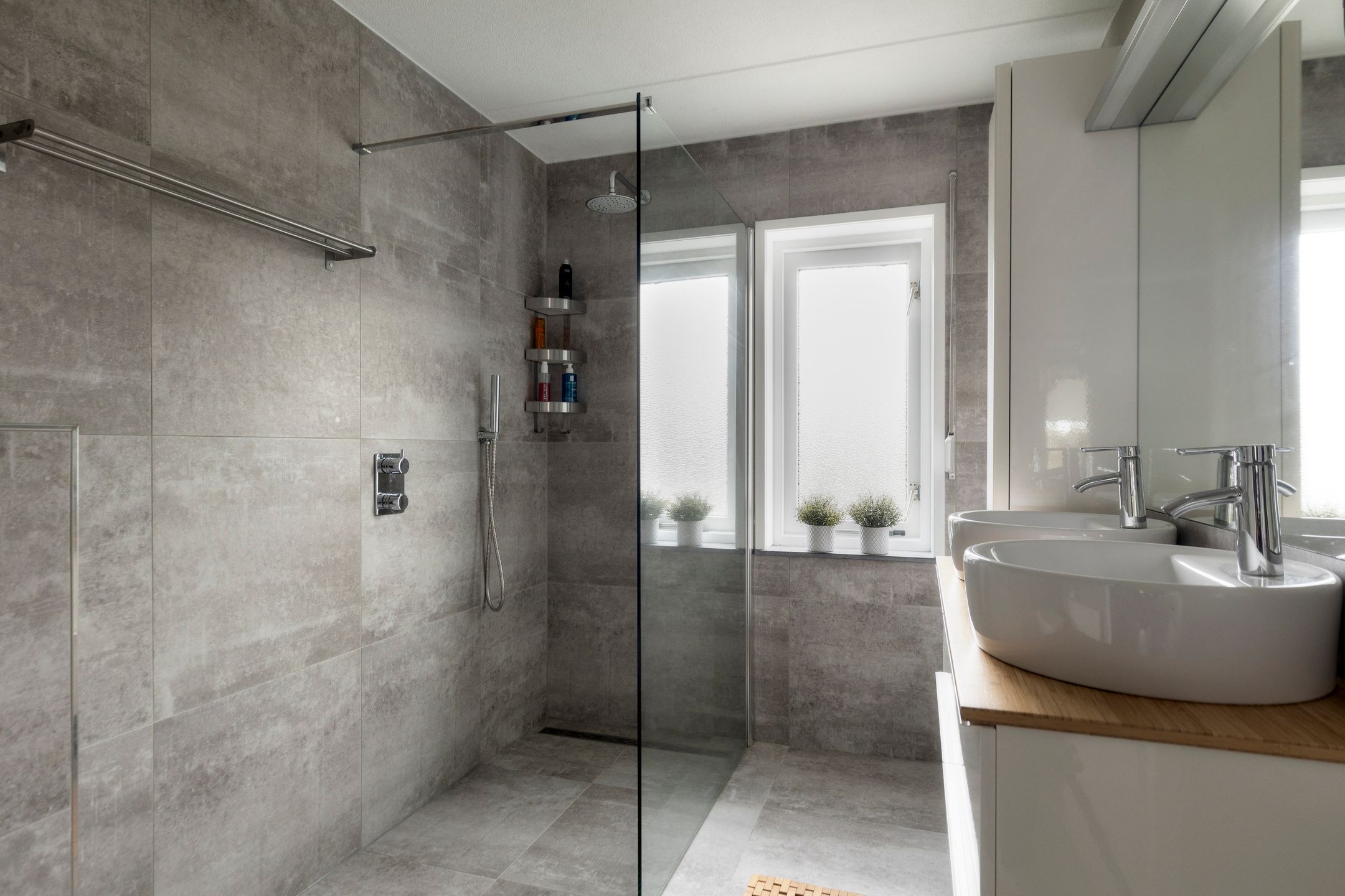 Spacious and well-insulated terraced home with extension and solar panels — 12