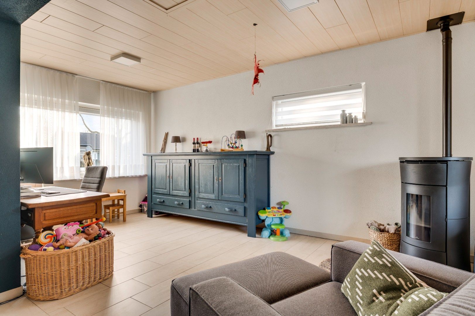 Spacious Extended Semi-Detached Home with Solar Panels and Garden Pavilion — 20