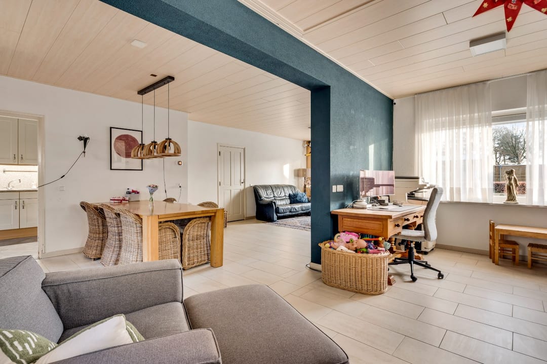 Spacious Extended Semi-Detached Home with Solar Panels and Garden Pavilion — 21