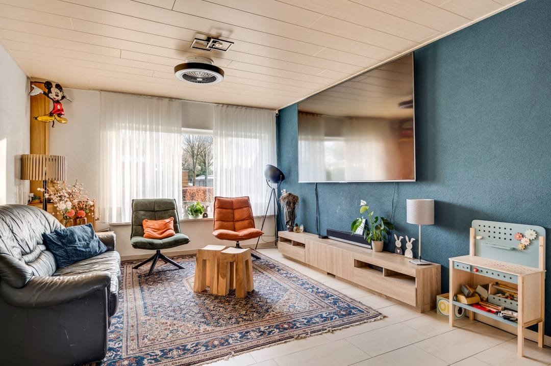 Spacious Extended Semi-Detached Home with Solar Panels and Garden Pavilion — 14