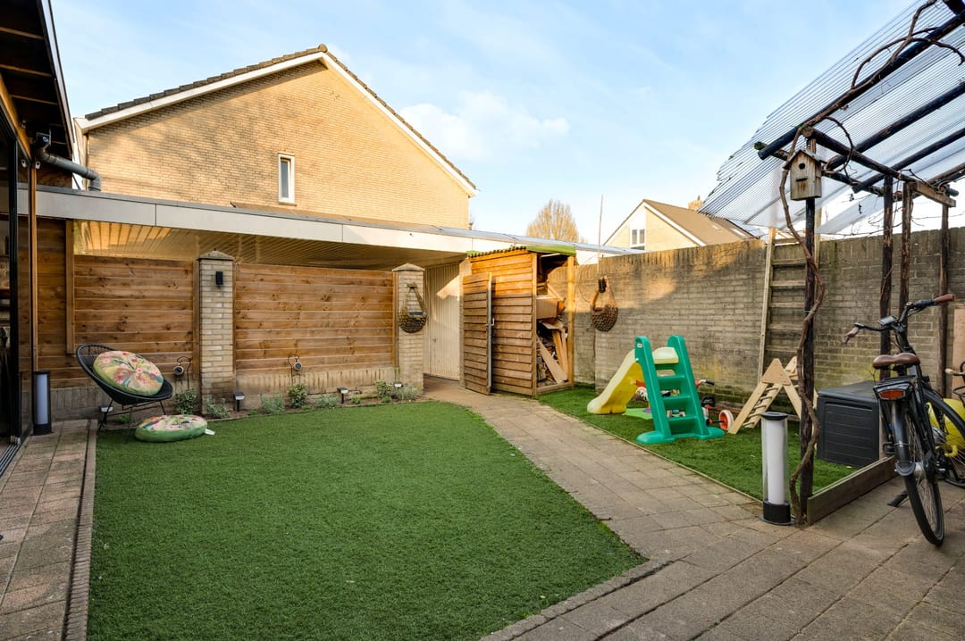 Spacious Extended Semi-Detached Home with Solar Panels and Garden Pavilion — 53