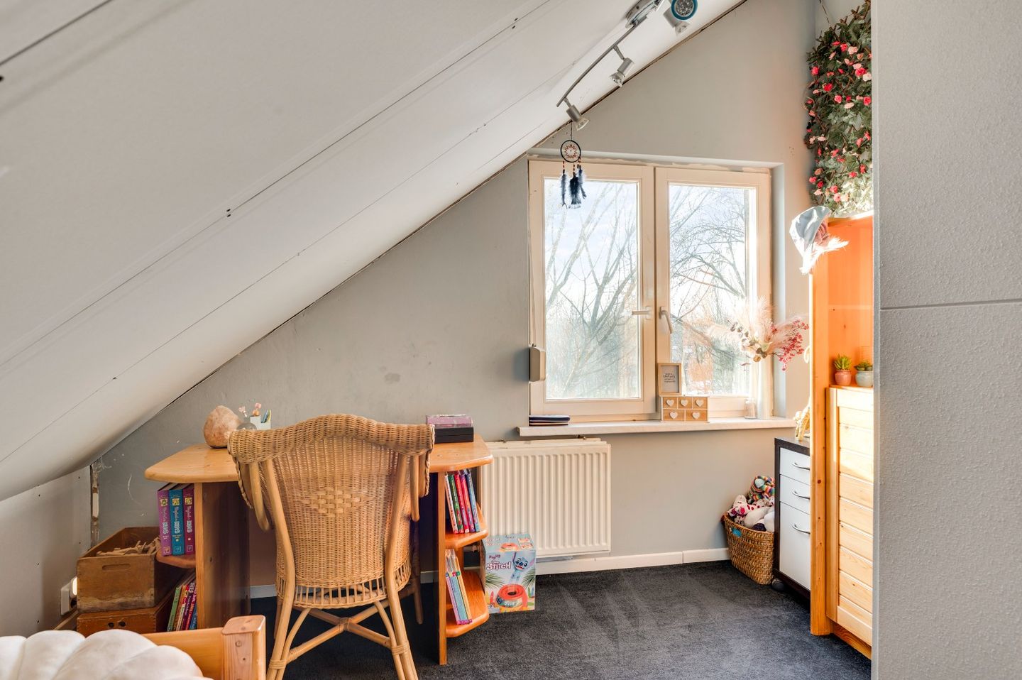 Spacious Extended Semi-Detached Home with Solar Panels and Garden Pavilion — 40