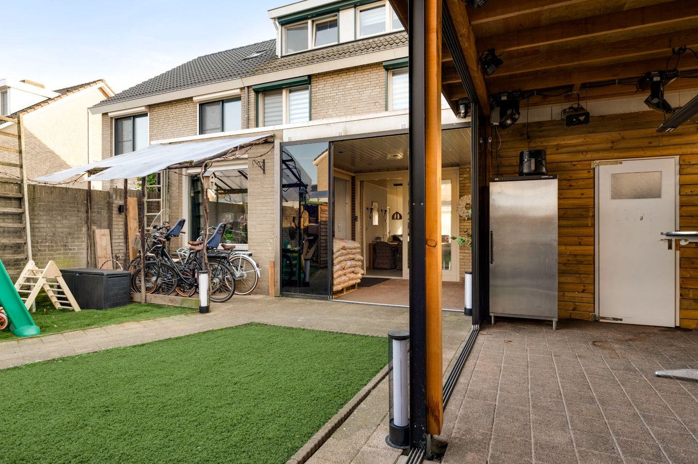 Spacious Extended Semi-Detached Home with Solar Panels and Garden Pavilion — 44