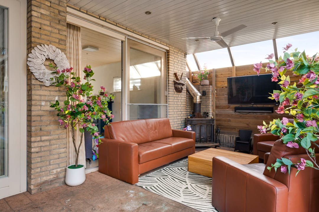 Spacious Extended Semi-Detached Home with Solar Panels and Garden Pavilion — 45
