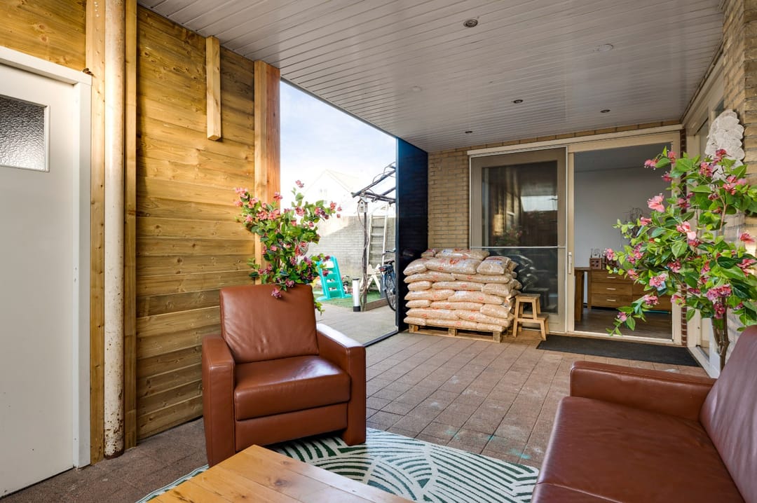 Spacious Extended Semi-Detached Home with Solar Panels and Garden Pavilion — 47