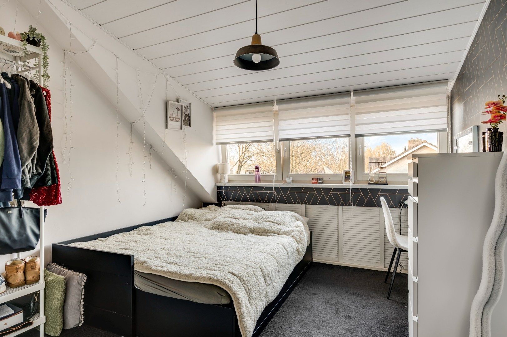 Spacious Extended Semi-Detached Home with Solar Panels and Garden Pavilion — 38