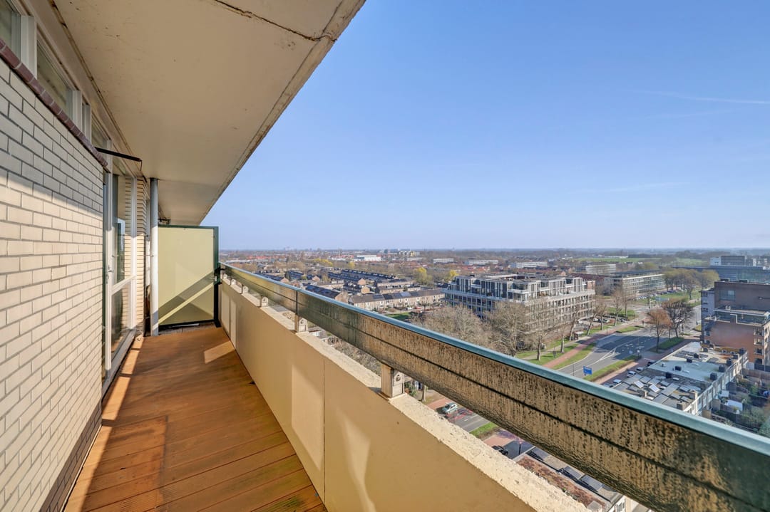 Spacious 12th floor apartment with panoramic views over Zuiderplas and Den Bosch — 45