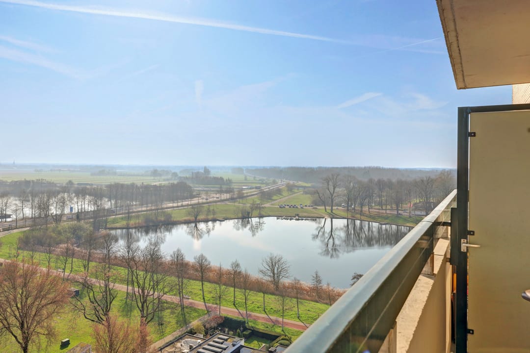 Spacious 12th floor apartment with panoramic views over Zuiderplas and Den Bosch — 46