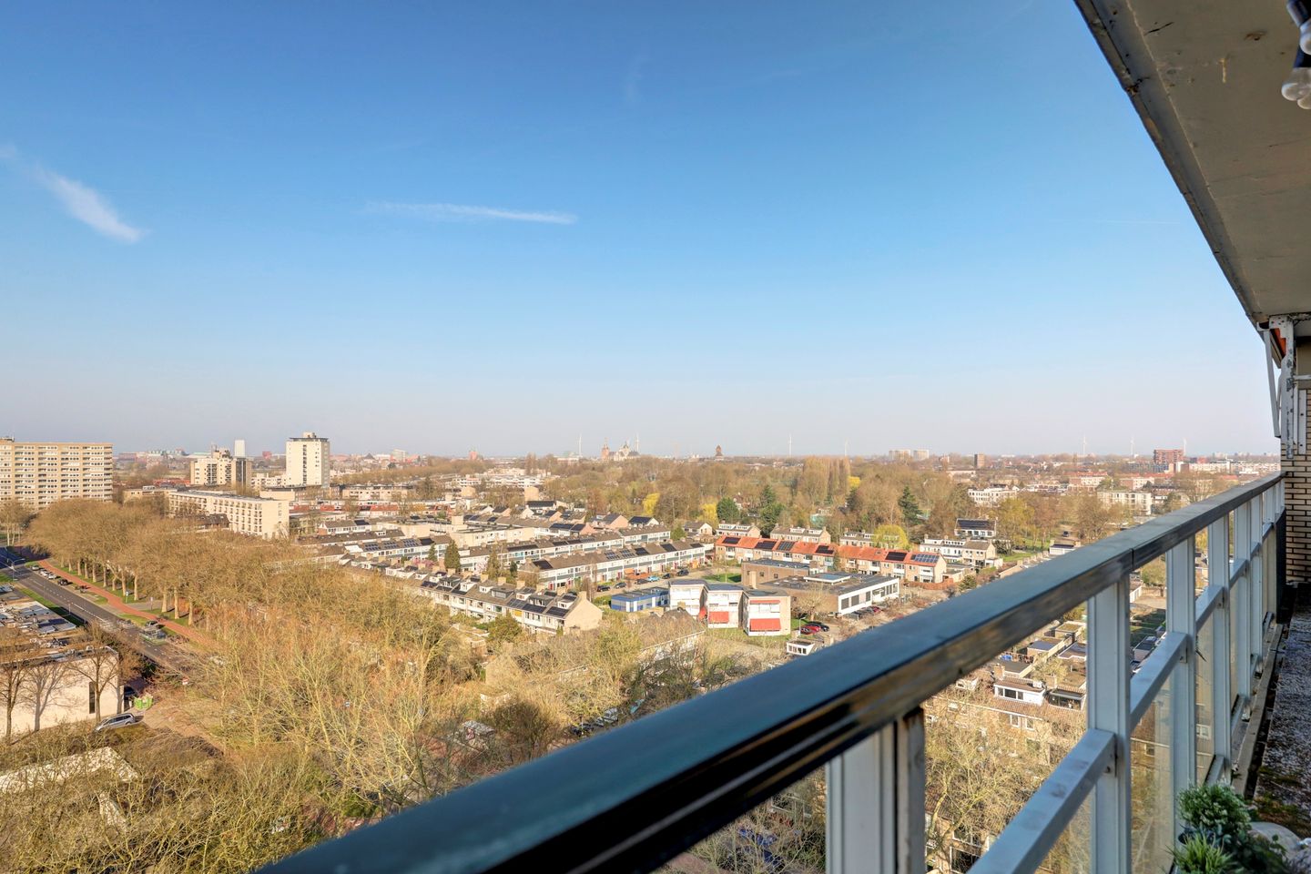Spacious 12th floor apartment with panoramic views over Zuiderplas and Den Bosch — 48