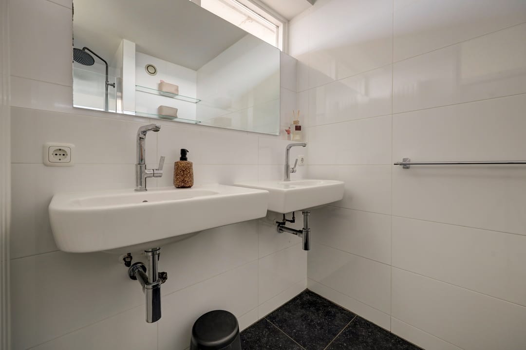 Spacious 12th floor apartment with panoramic views over Zuiderplas and Den Bosch — 40