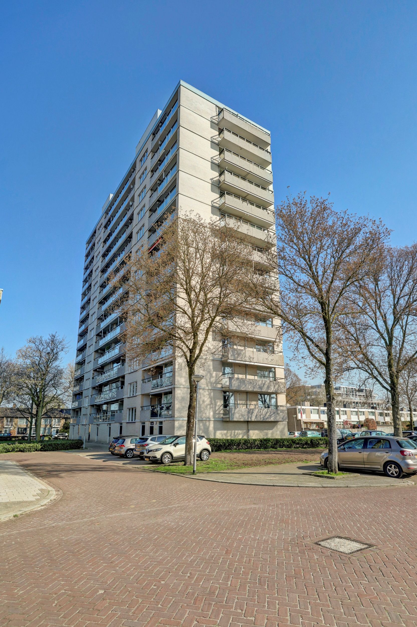 Spacious 12th floor apartment with panoramic views over Zuiderplas and Den Bosch — 57