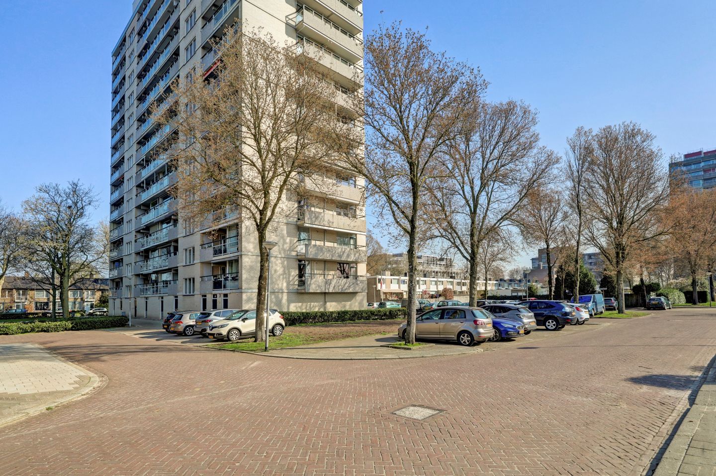Spacious 12th floor apartment with panoramic views over Zuiderplas and Den Bosch — 56