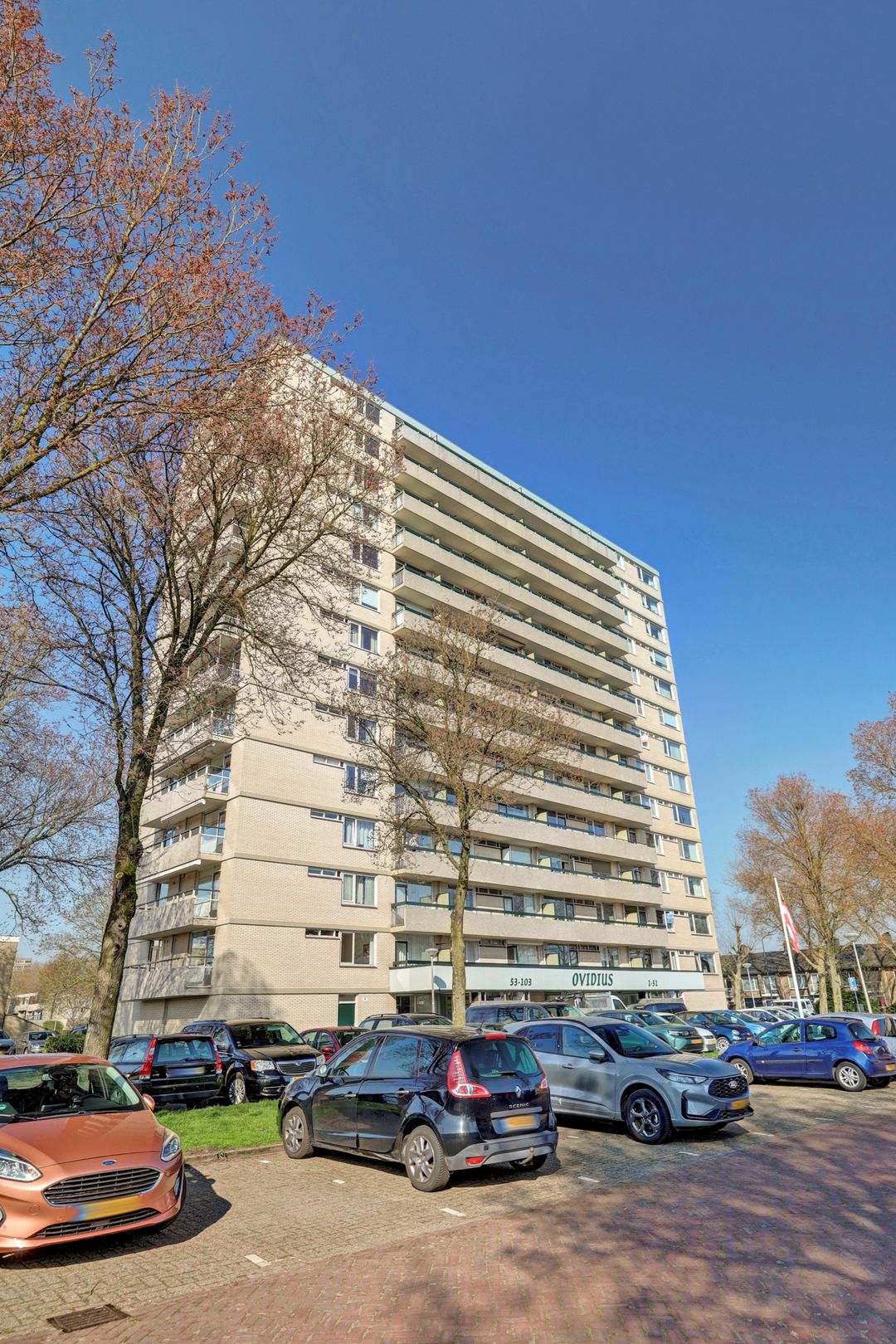 Spacious 12th floor apartment with panoramic views over Zuiderplas and Den Bosch — 58