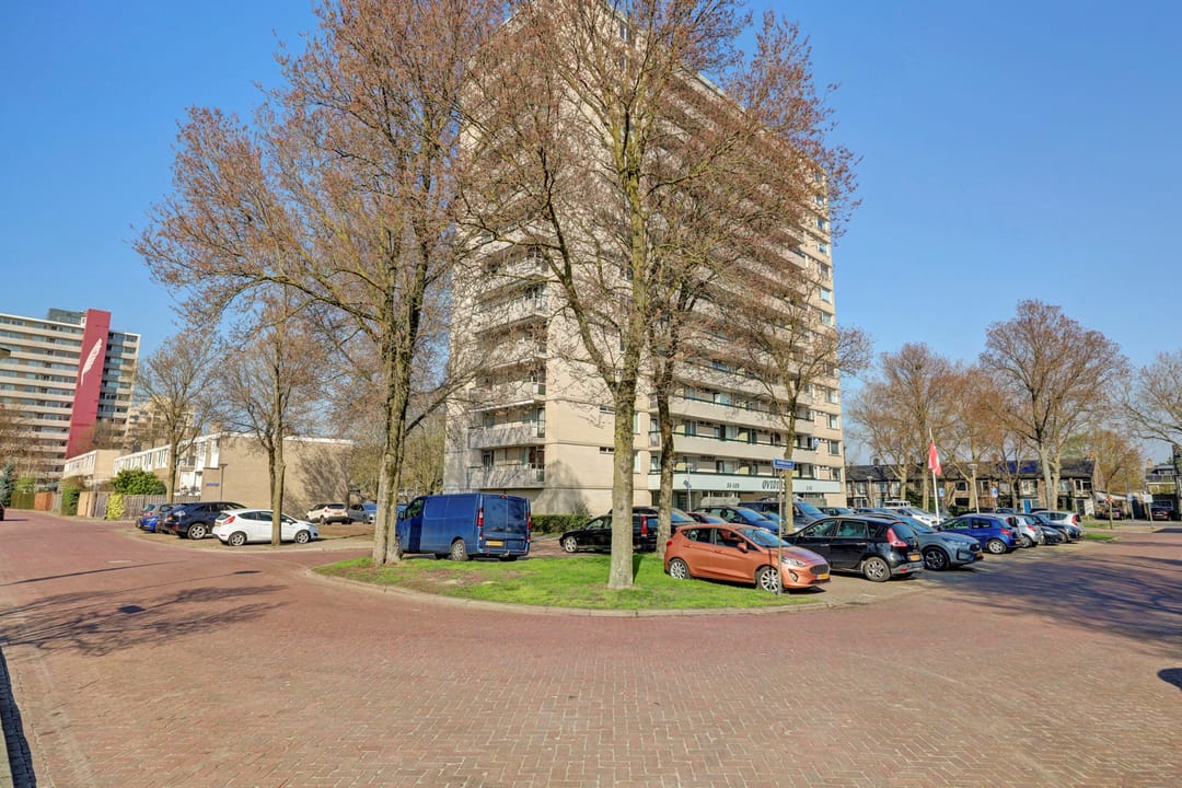 Spacious 12th floor apartment with panoramic views over Zuiderplas and Den Bosch — 55