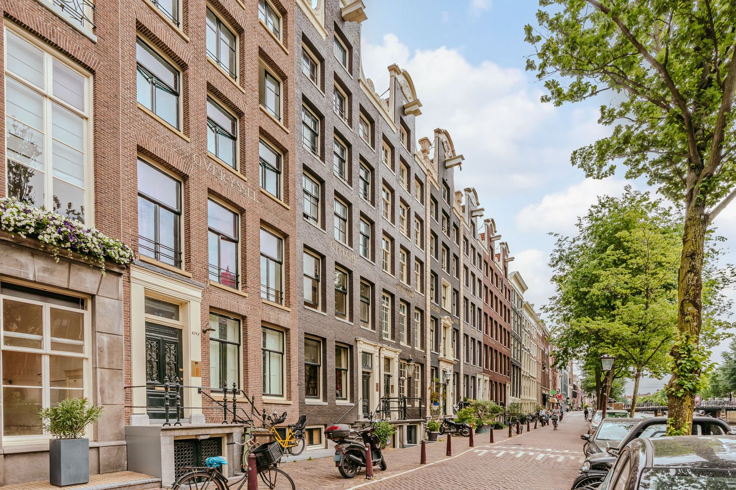 Charming Canal Apartment with Courtyard Views in Prime Amsterdam Location — 13