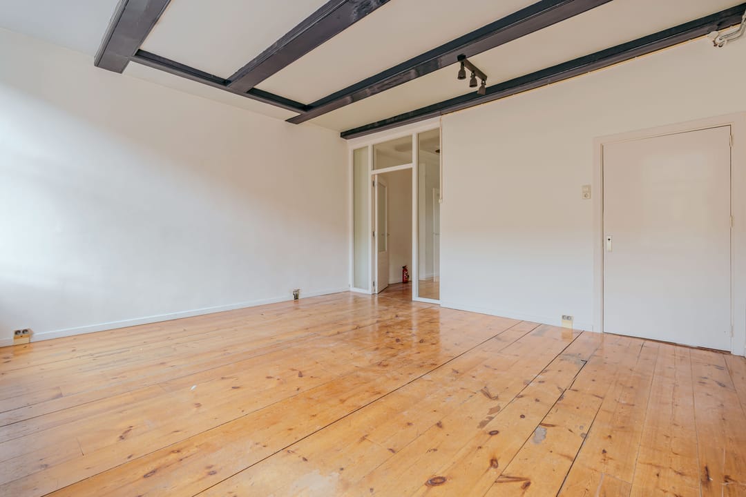Charming Canal Apartment with Courtyard Views in Prime Amsterdam Location — 12