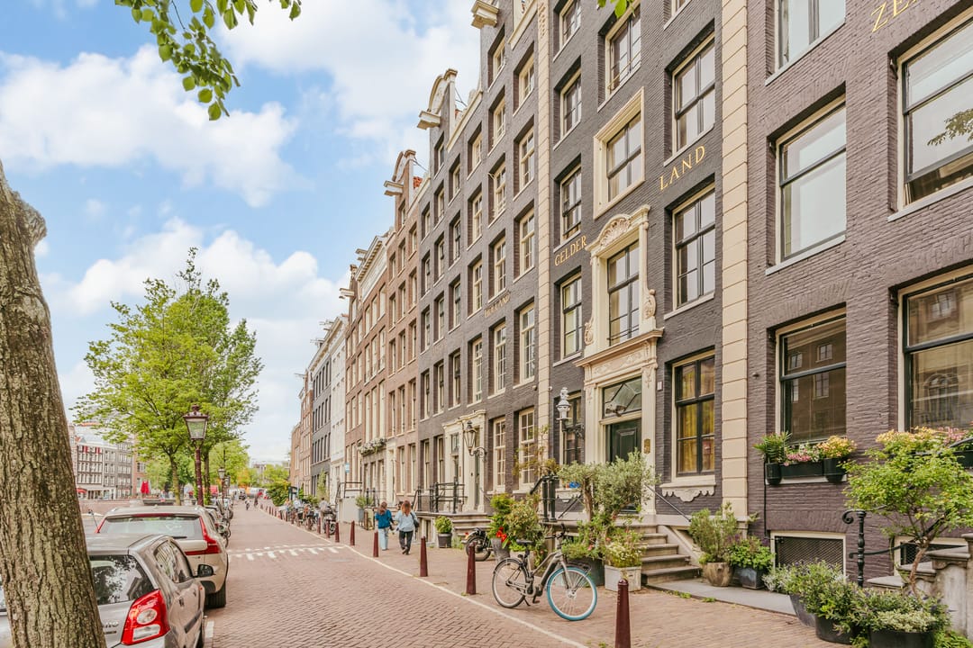 Charming Canal Apartment with Courtyard Views in Prime Amsterdam Location — 15