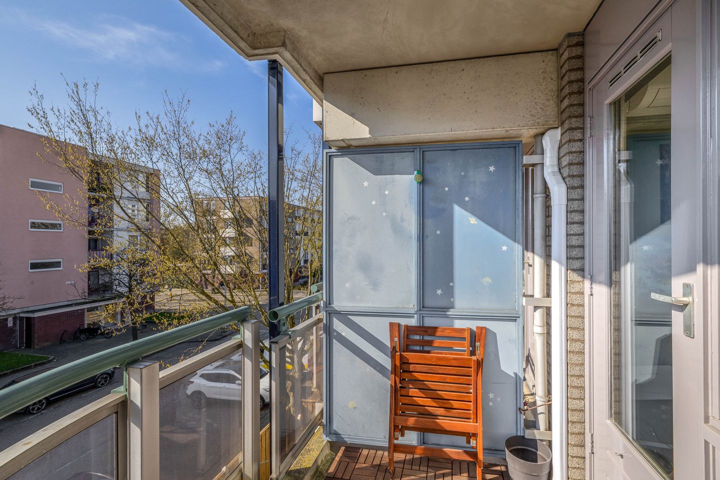 Comfortable living with balcony, luxury bathroom and private parking area — 16