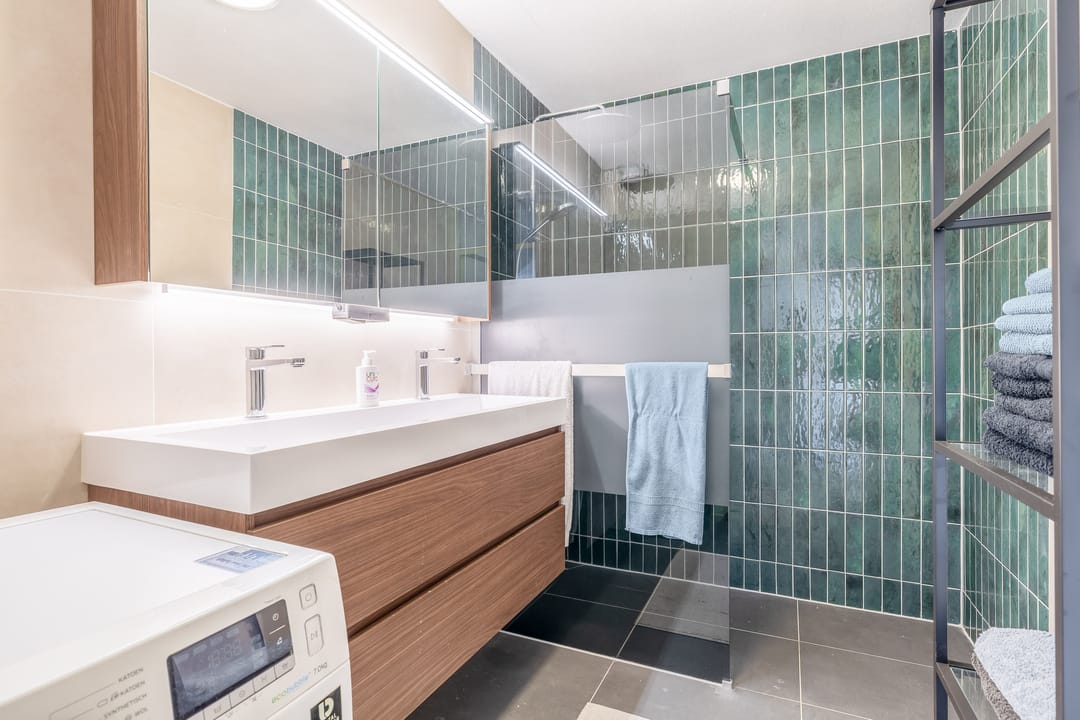 Comfortable living with balcony, luxury bathroom and private parking area — 19
