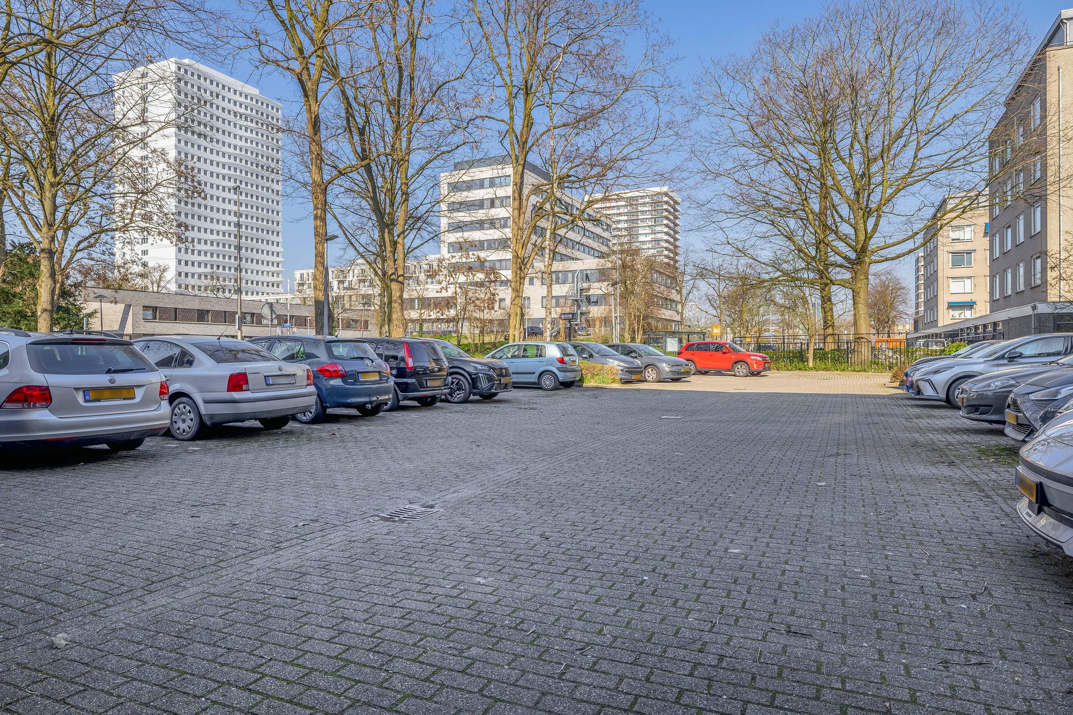 Comfortable living with balcony, luxury bathroom and private parking area — 24