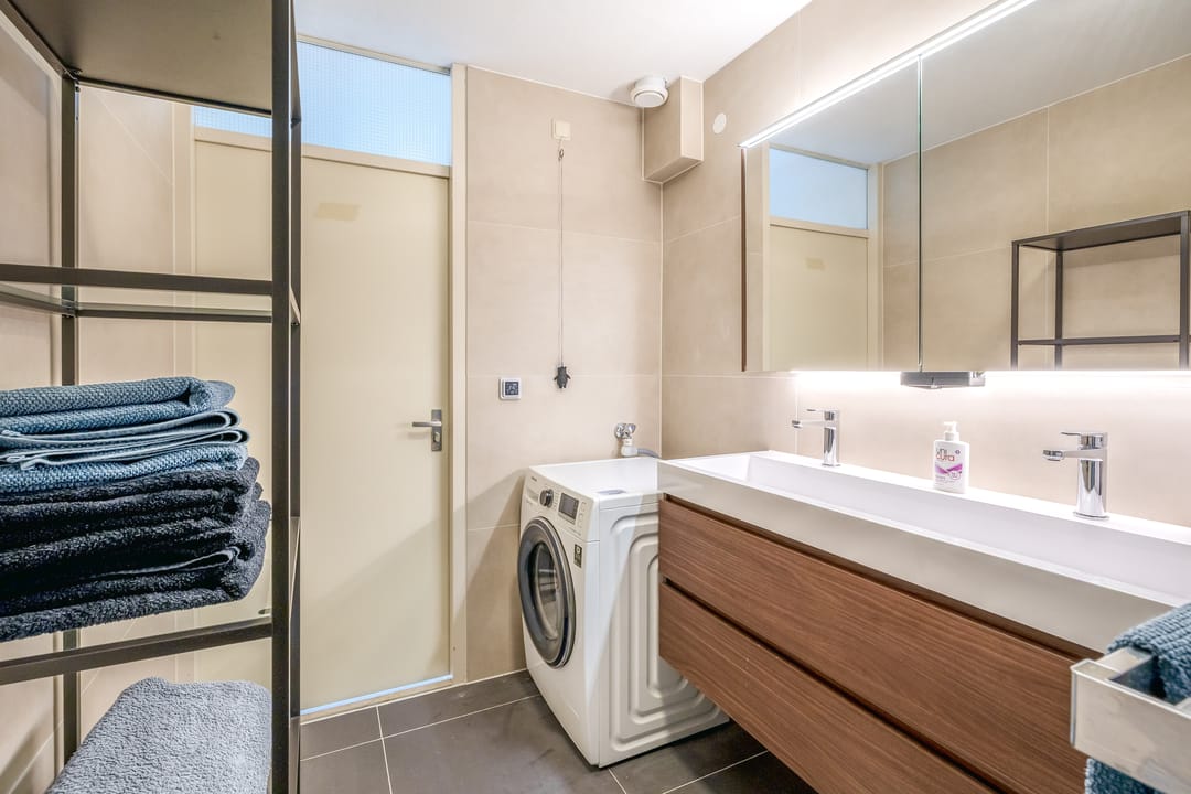 Comfortable living with balcony, luxury bathroom and private parking area — 20