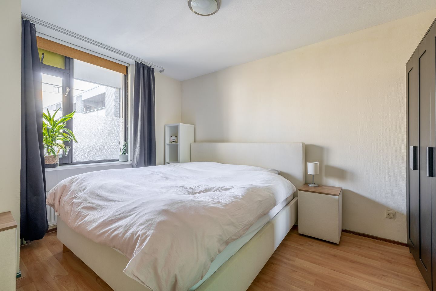 Comfortable living with balcony, luxury bathroom and private parking area — 17