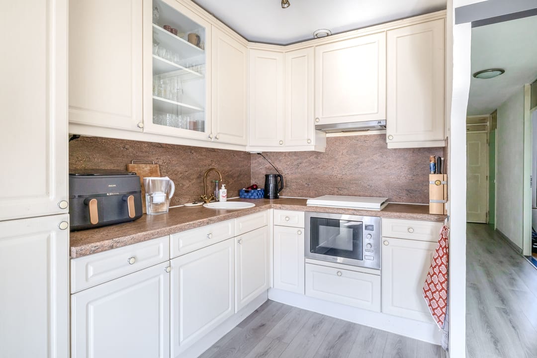 Comfortable living with balcony, luxury bathroom and private parking area — 14